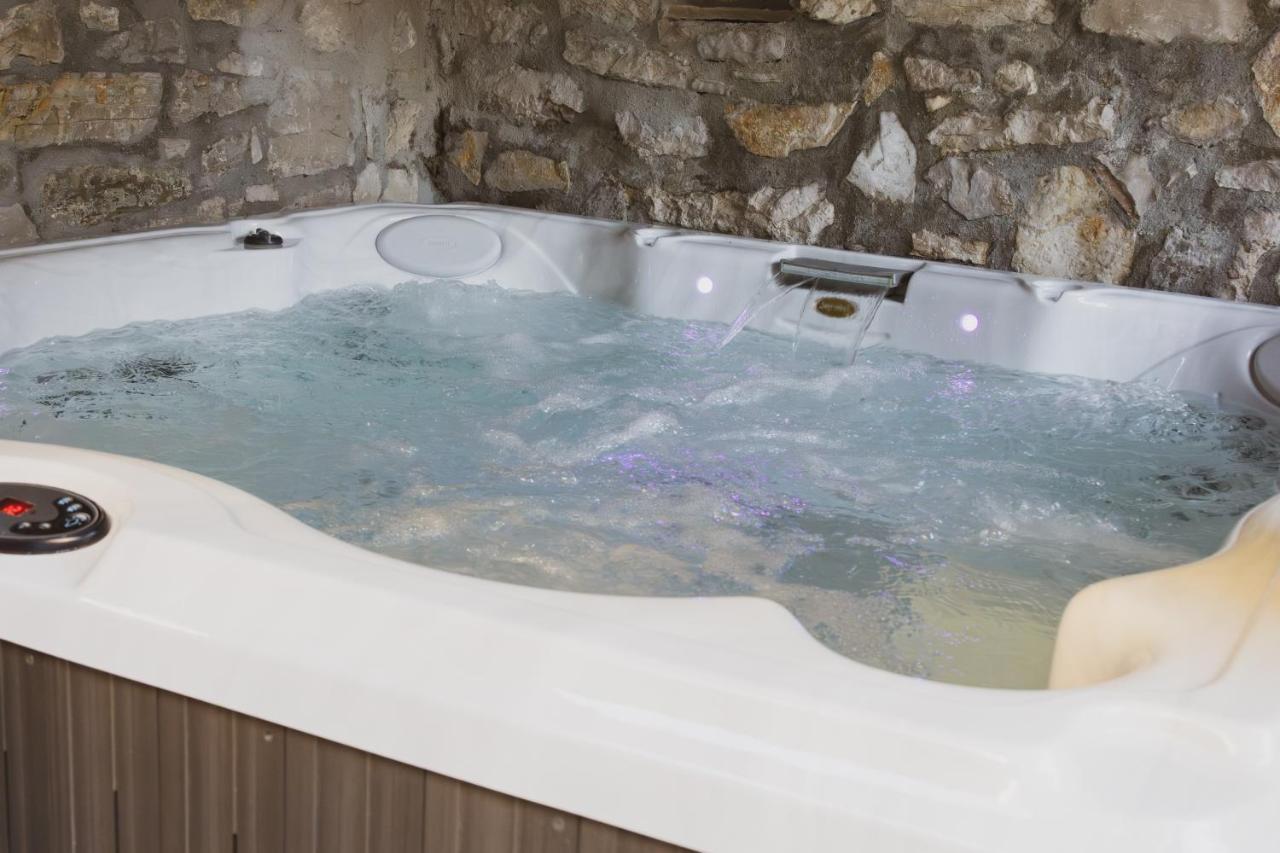 Appartamento Scardona Rustica, Bed & Breakfast With Jacuzzi, Bbq And Free Parking In Skradin, Krka Esterno foto