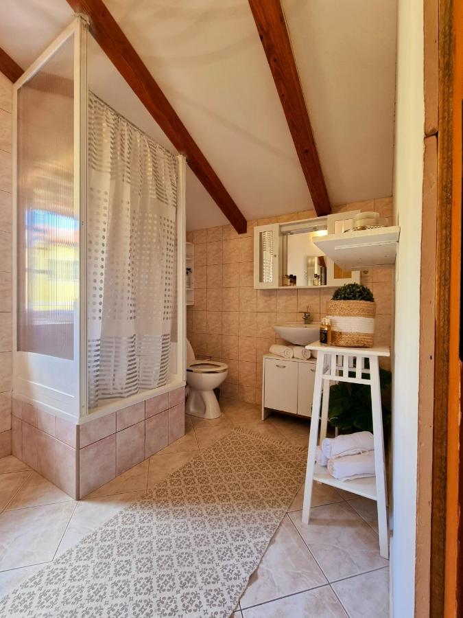 Appartamento Scardona Rustica, Bed & Breakfast With Jacuzzi, Bbq And Free Parking In Skradin, Krka Esterno foto