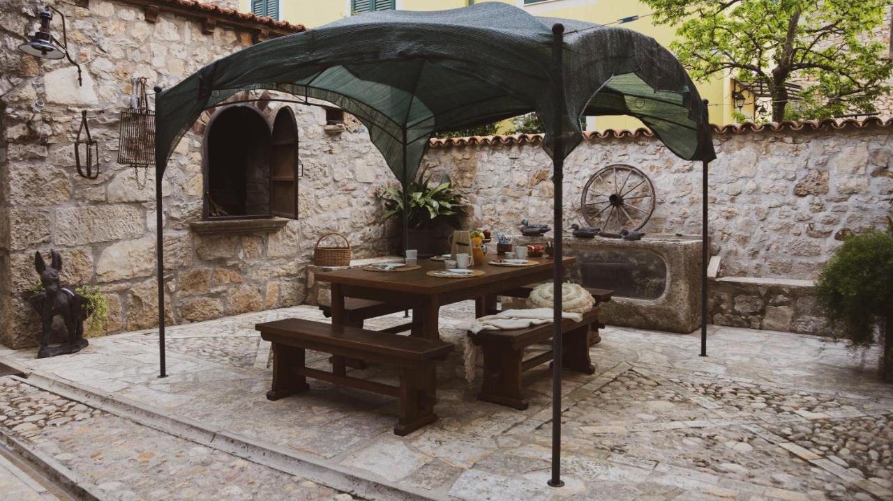 Appartamento Scardona Rustica, Bed & Breakfast With Jacuzzi, Bbq And Free Parking In Skradin, Krka Esterno foto